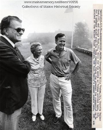 billy graham family photos. Billy Graham pose near the